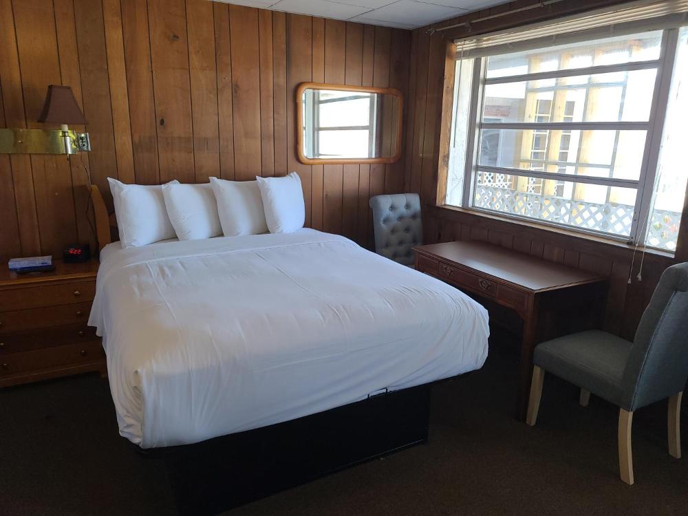 Standard King Room interior